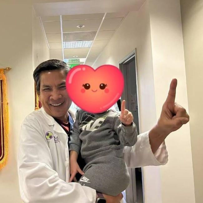 2歲小暖男回娘家：醫生叔叔的愛心抱抱